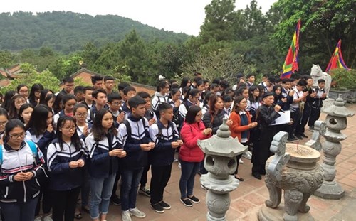 Khối Trường học mới trải nghiệm thực tế tại đền thờ thầy Chu Văn An